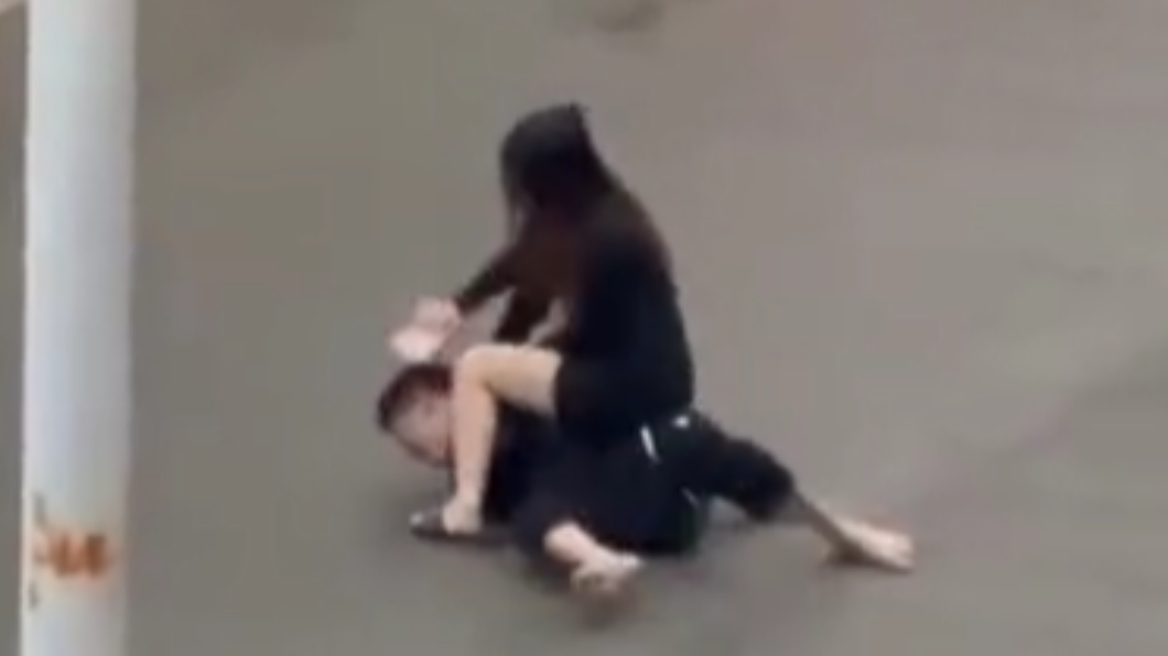 廣西南寧一名男子被女友痛打在地。（圖／翻攝自微博）