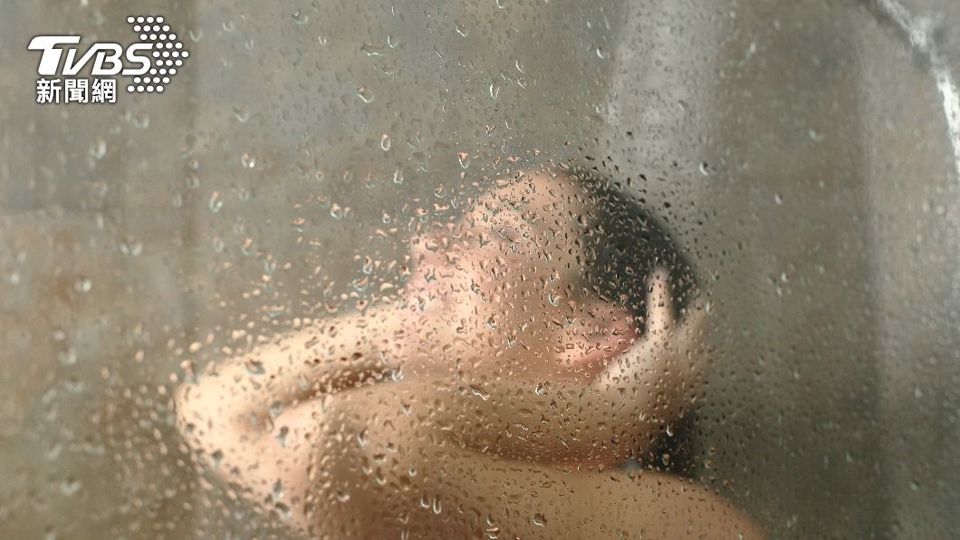 女子因心理潔癖，與丈夫纏綿完後一連洗了10次澡。（示意圖／shutterstock達志影像）