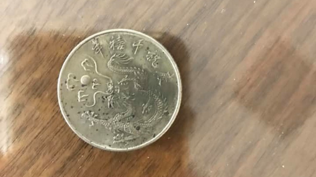 千禧年拾圓流通紀念幣是為了紀念西元2000年，所發行的硬幣。（圖／翻攝自爆廢公社公開版臉書）