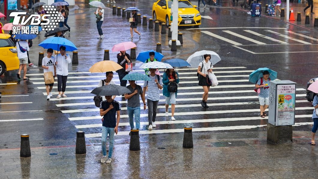 因鋒面經過台灣，中部以北降雨機率愈晚愈高，其他地區則為局部短暫陣雨。（示意圖／shutterstock達志影像）