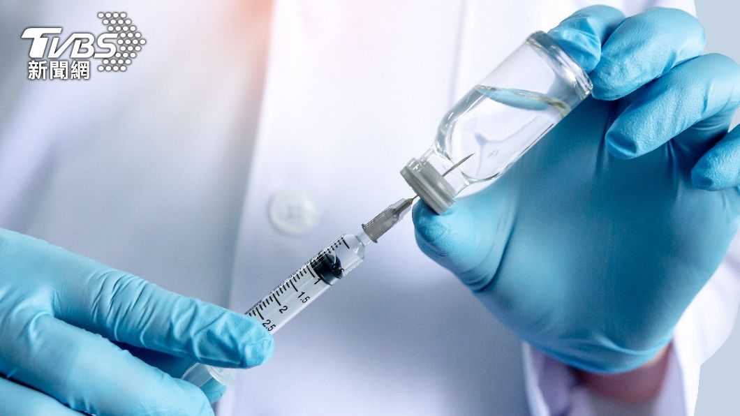 先前香港一名男子接種新冠疫苗後死亡，據初步解剖報告顯示，男子死因與疫苗無直接關係。（示意圖／shutterstock達志影像） 撇施打新冠疫苗死亡疑慮　港男經解剖指罹嚴重心冠病