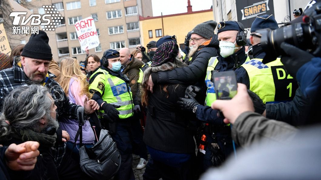 瑞典首都斯德哥爾摩今（7）日爆發民眾上街抗議，警方驅逐未果，共造成6名員警受傷。（圖／達志影像美聯社）