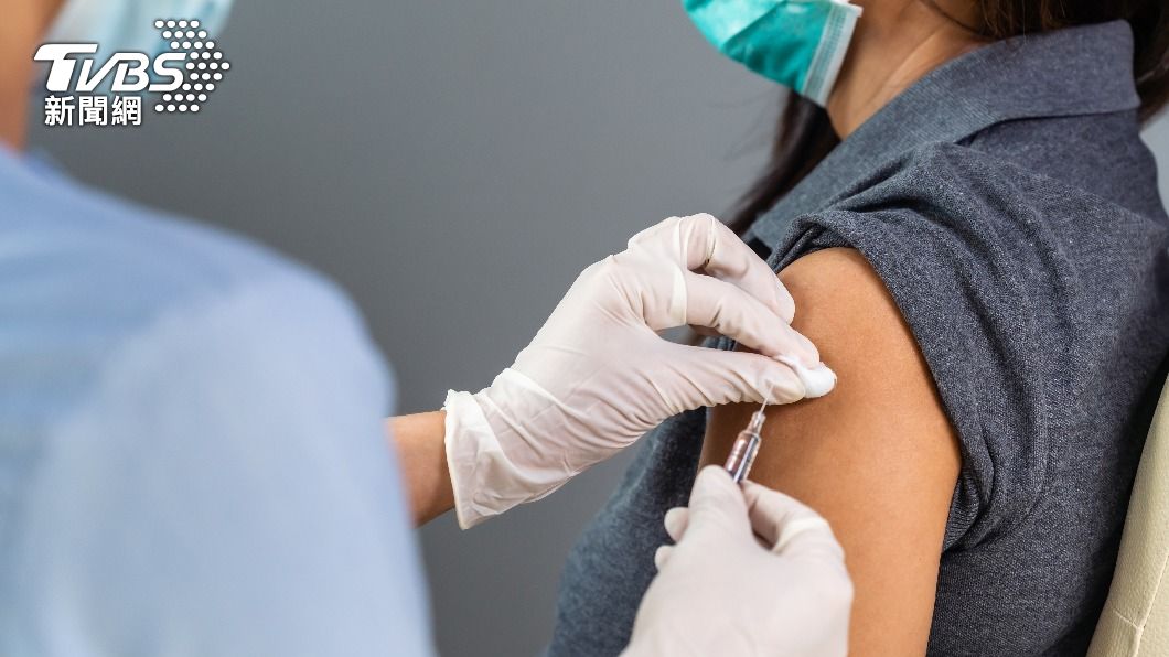 日本20多女性醫療人員，接種輝瑞疫苗後出現嚴重過敏反應，為第2例出現過敏反應者。（示意圖／shutterstock達志影像）