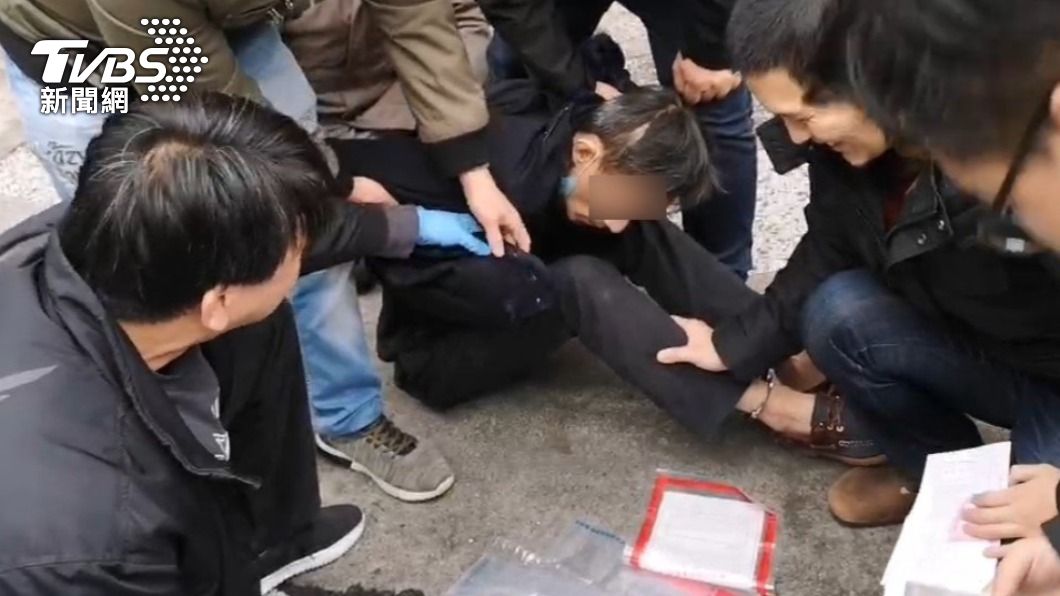台北市鬧區上演警匪追逐，嫌犯竟朝警方開槍。（圖／TVBS） 西門町傳槍響！嫌拒捕「口袋內朝警開槍」瞬間遭壓制