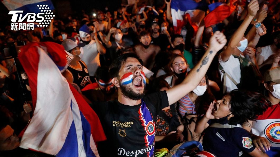 巴拉圭民眾因政府抗疫不佳昨（6）日晚間上街抗議，總統阿布鐸為此宣布改組內閣。（圖／達志影像美聯社）