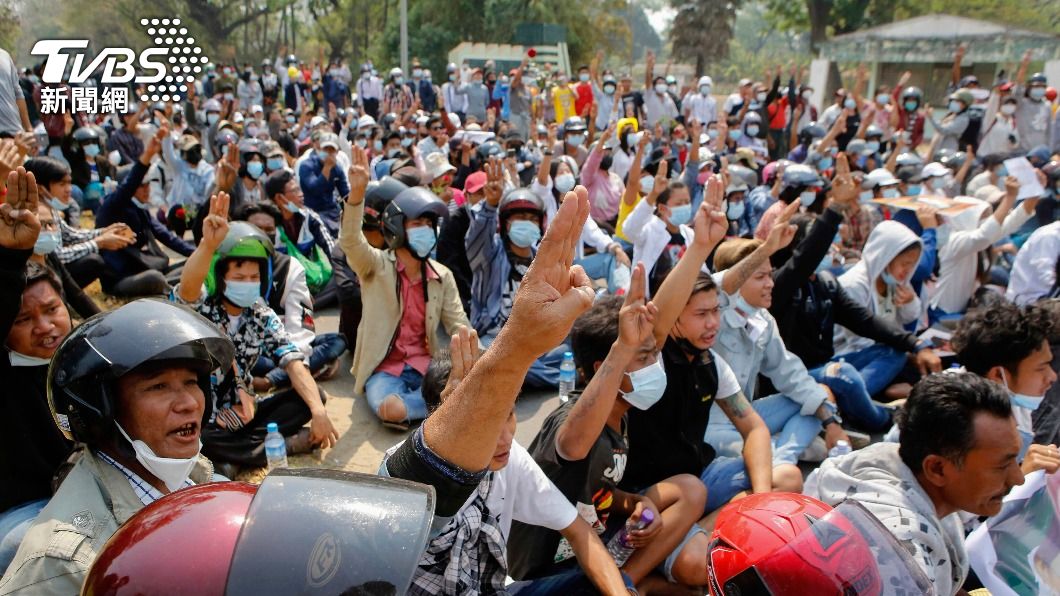 緬甸民眾發動反政變示威。（圖／達志影像美聯社）