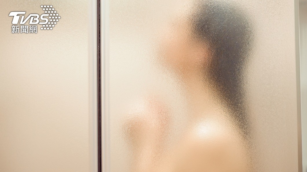 大陸一名女子洗澡時，不斷被男室友嘗試開門。（示意圖／shutterstock 達志影像）