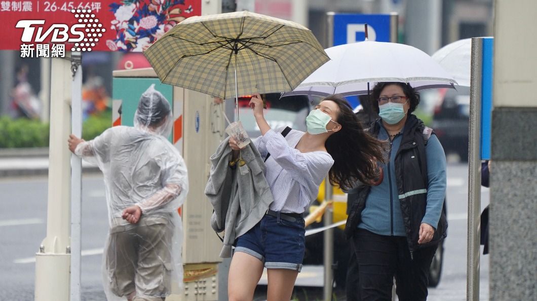 受到東北季風影響，北台灣持續濕涼。（圖／中央社） 回暖時間點出爐！　氣象專家：下週南海有「熱帶擾動」