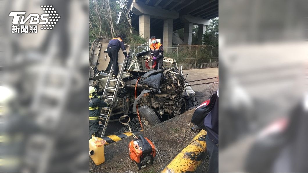 （圖／中央社） 國3北上新竹段拖板車翻覆高架橋　2人受傷送醫