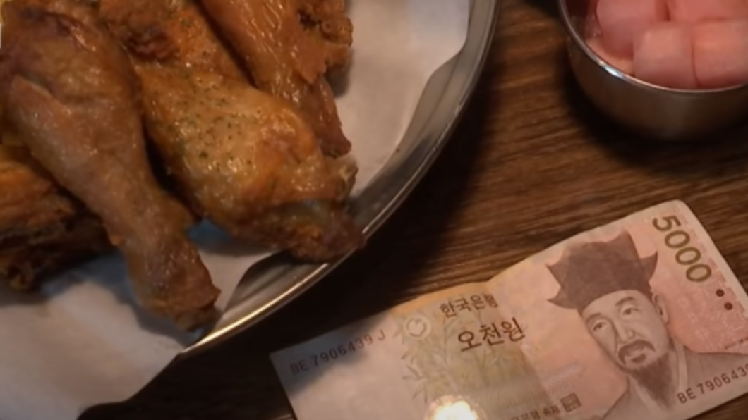 兄弟倆試圖用5000韓元買炸雞。（圖／翻攝自 MBCNEWS youtube頻道）