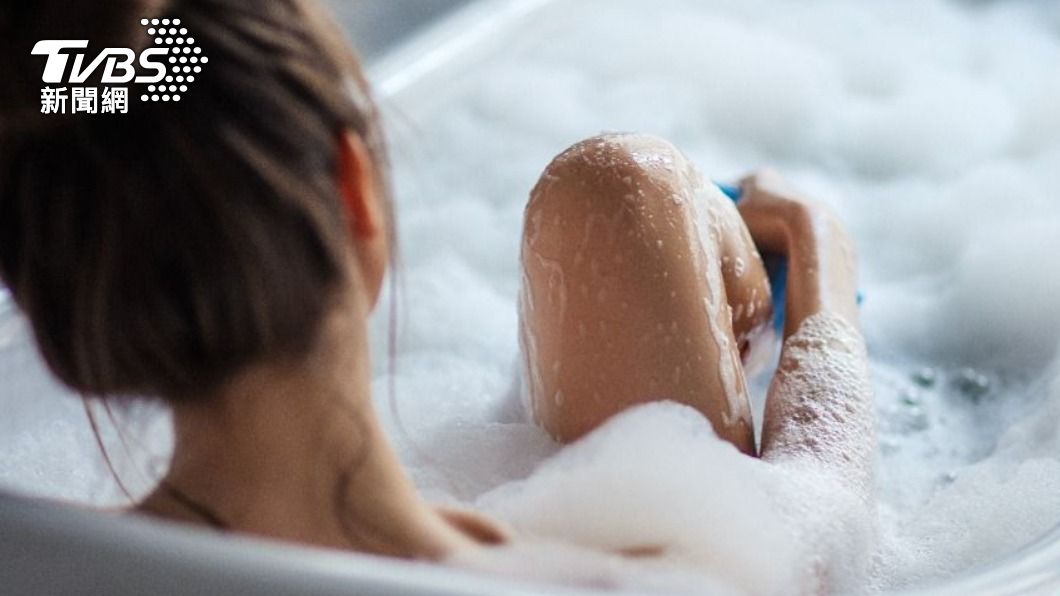 英國一名辣媽坐在浴缸拍兒子萌照，沒注意到排水孔完全反射出她的裸體。（示意圖／Shutterstock達志影像）