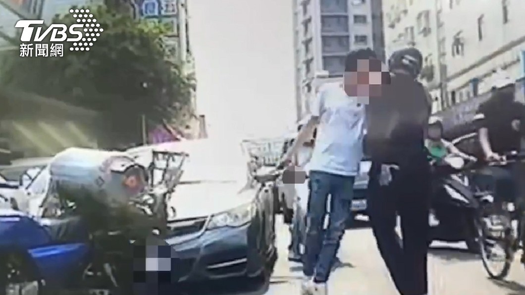 新北市板橋區16日爆發行車糾紛。（圖／TVBS）