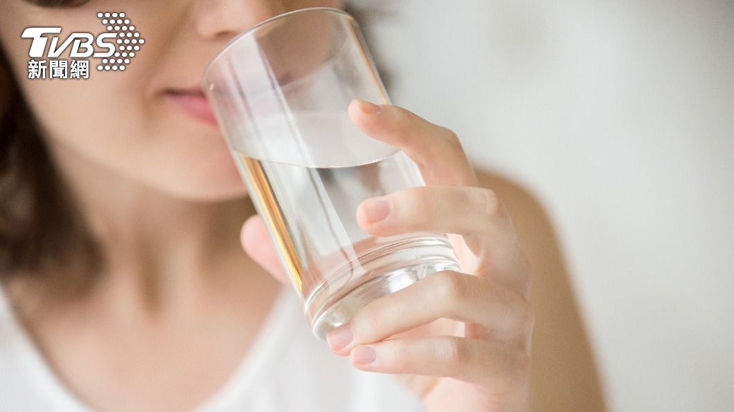 英國一名婦女罕病纏身，若每日喝超過3杯水就有生命危險。（示意圖／Shutterstock達志影像）