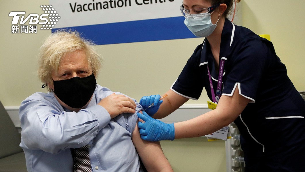 英國首相強生親身上陣，接種第一劑AZ疫苗。（圖／達志影像路透社）
