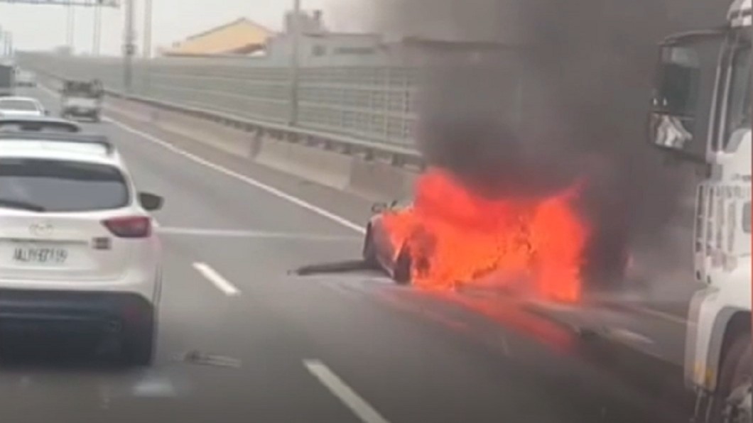 西濱發生火燒車意外。（圖／翻攝自台中踢爆網臉書）