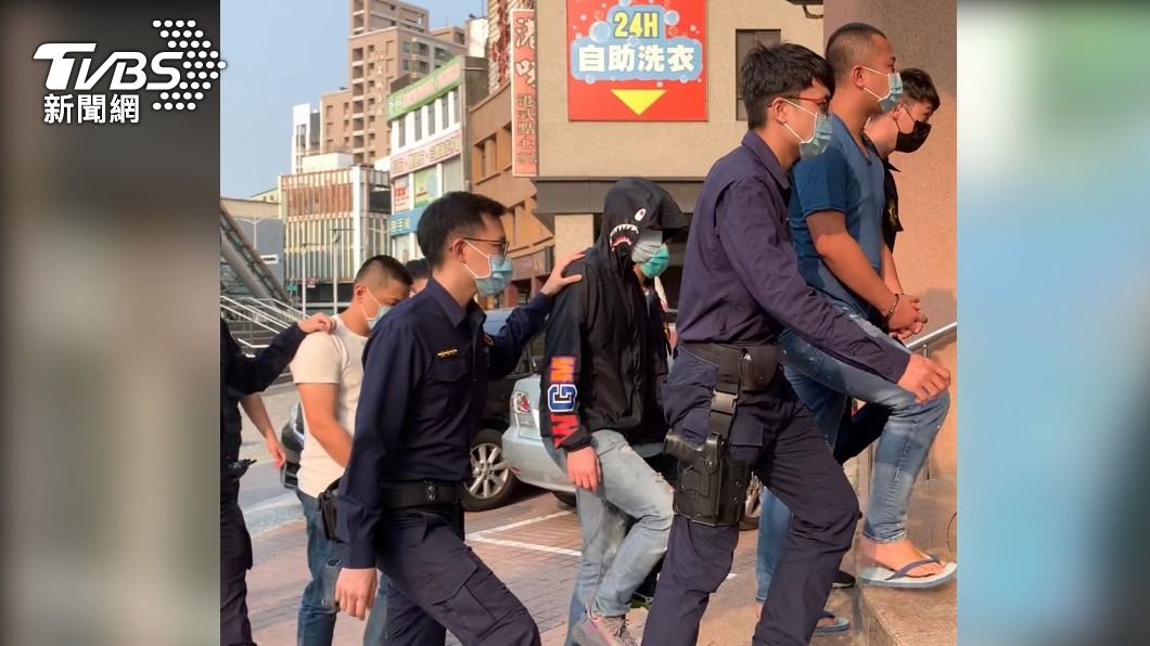 高雄警方逮捕12名砍傷網紅「超艾夾」的嫌犯。（圖／中央社）