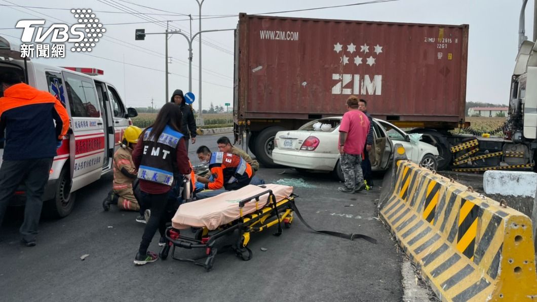 轎車遭撞擊後，其中4名乘客瞬間拋出車外。（圖／TVBS） 台19線貨櫃車追撞轎車　4人遭拋飛車外2人受困