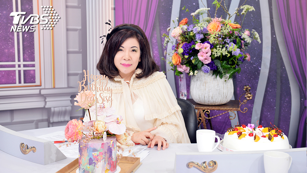 陳文茜與TVBS送的特製蛋糕及花束合影。(圖／TVBS)