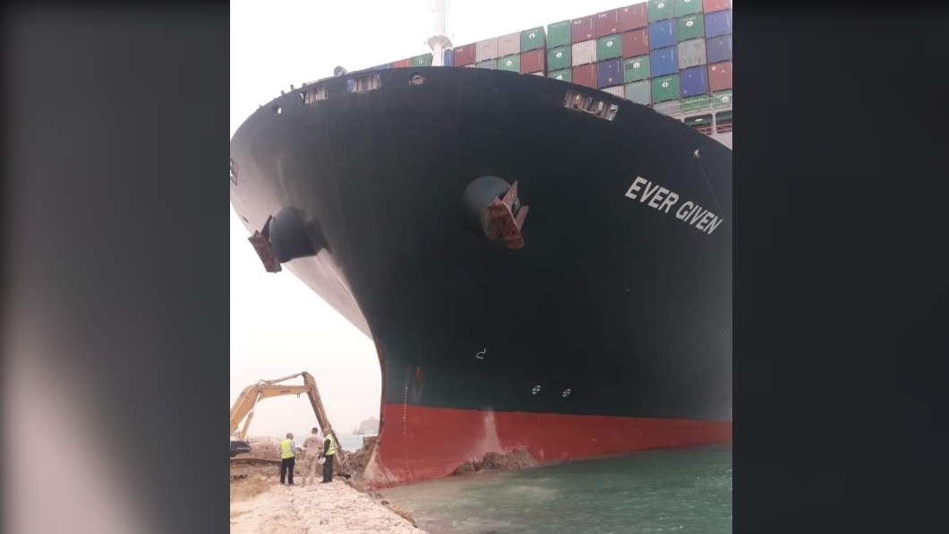長榮海運貨櫃輪長賜輪在埃及蘇伊士運河擱淺。（圖／翻攝自Mostafa Sharaawy 臉書） 