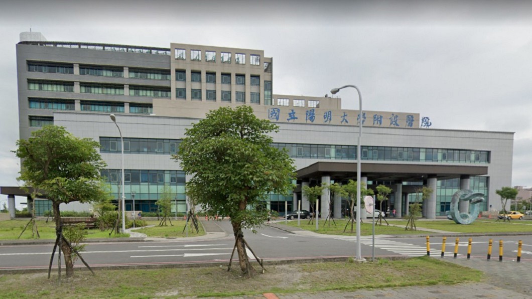 陽明交通大學附設醫院驚傳有護理師抱怨癌末患者散發腐臭味。（圖／翻攝自Google地圖）