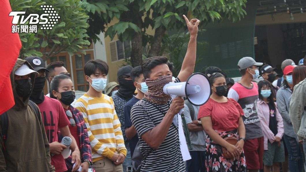 緬甸民眾今（25）日上街響應全國性黎明集會，要求重返民主體制。（圖／達志影像美聯社）