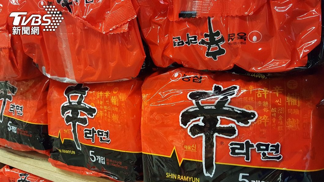 南韓民眾發現，日本賣的辛拉麵，較韓國的料更多、更便宜。（示意圖／Shutterstock達志影像）