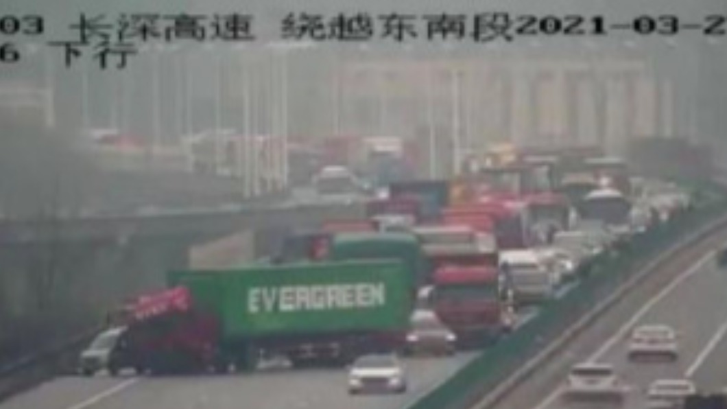 長榮貨櫃車橫於高速公路中，導致後方車流全被堵住。（圖／翻攝自微博）