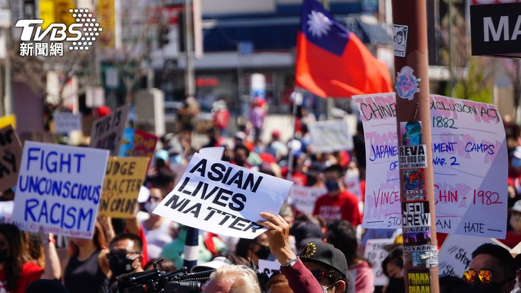 洛杉磯韓國城今（28）日數百人上街抗議，為反亞裔暴力。（圖／中央社）