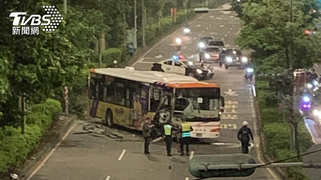 新北市發生公車追撞車禍。（圖／TVBS）