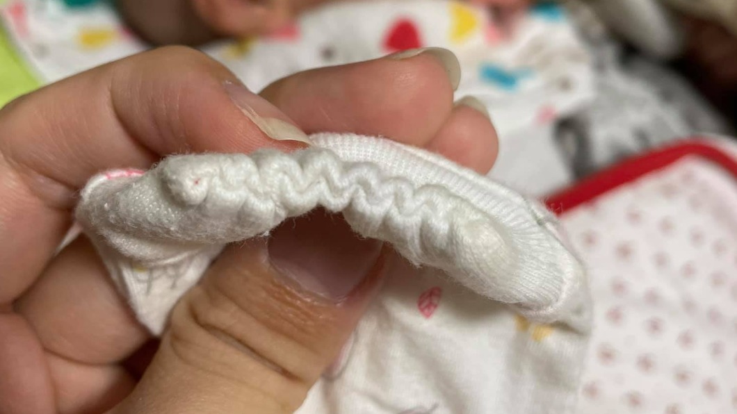 一名女子發現女兒的嬰兒衣袖口被縫合了。（圖／翻攝自爆怨2公社）