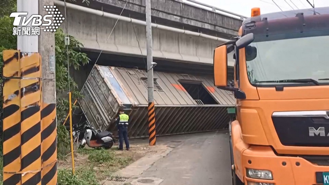 沒注意限高撞涵洞 車上貨櫃屋倒壓壞3車│TVBS新聞網