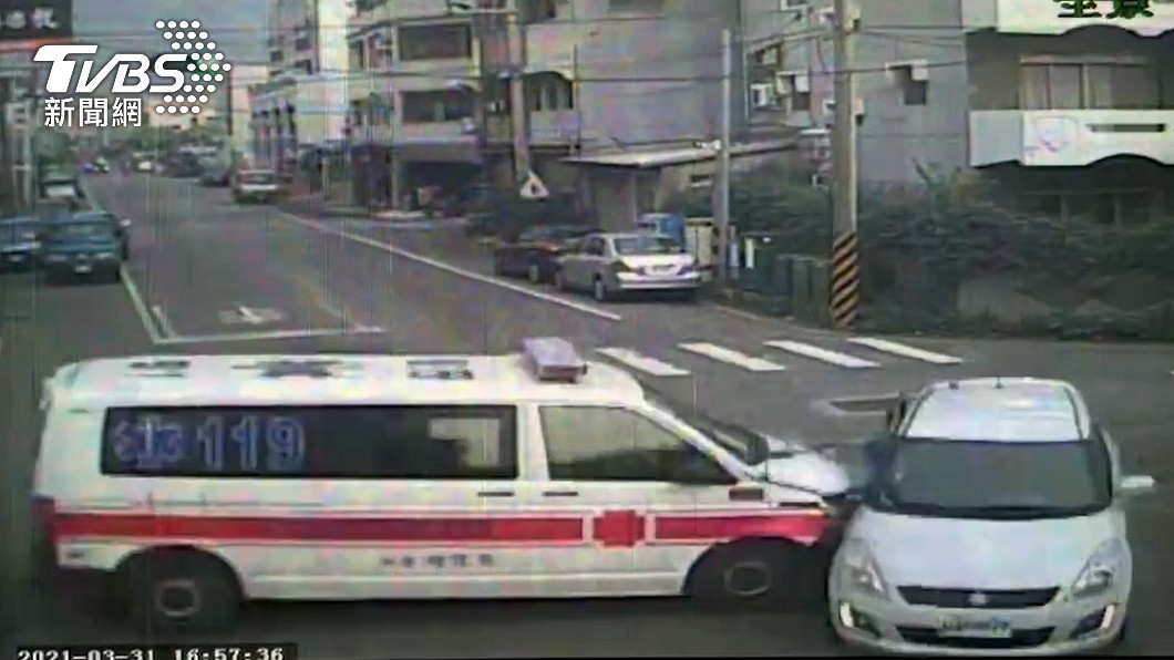 2車在十字路口發生碰撞。（圖／TVBS）