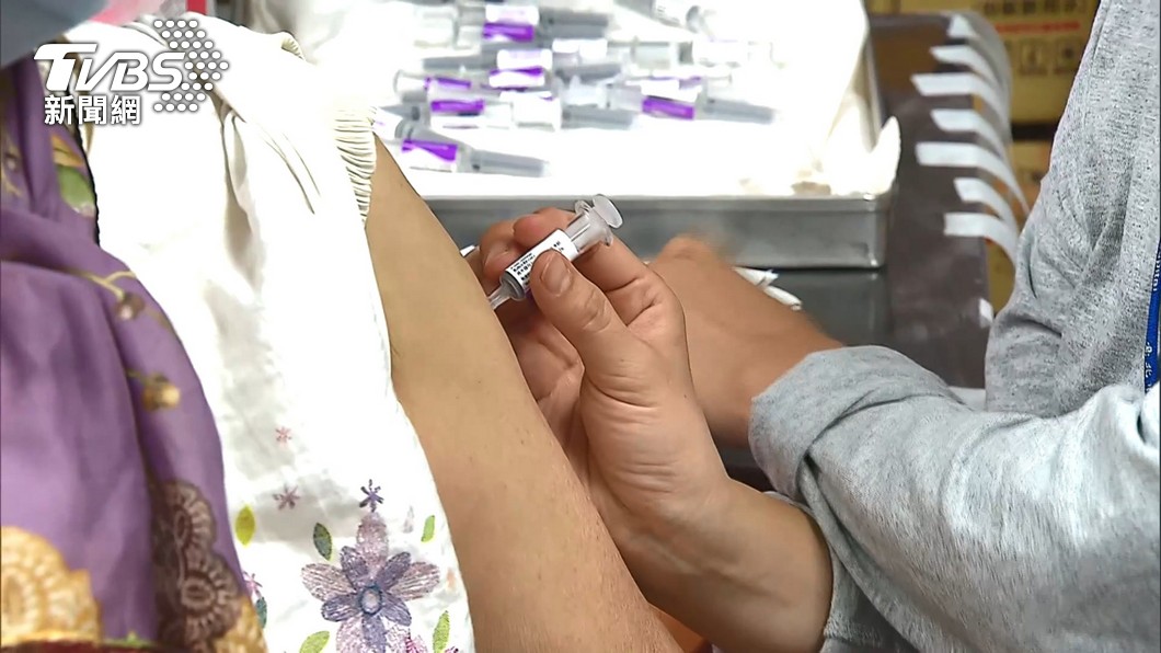 公費流感疫苗自本月1日開打。（圖／TVBS） 公費流感疫苗首週打72萬劑「較往年少」　莊人祥曝原因