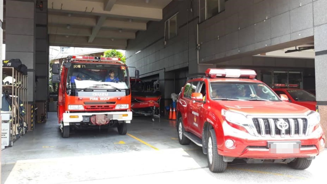 台北市消防局派出人員至花蓮救援。（圖／翻攝自柯文哲臉書）