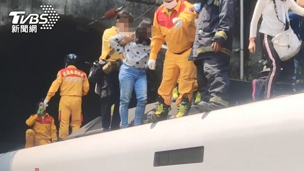 太魯閣號出軌釀嚴重死傷，乘客爬車頂逃生。（圖／TVBS） 