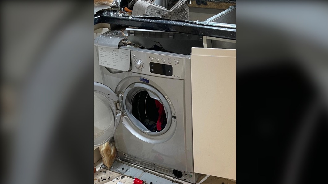 運轉中的洗衣機突然爆炸。（圖／翻攝自Laura Birrell臉書） 洗衣機運轉突爆炸！　英女嚇傻親授「自保關鍵」
