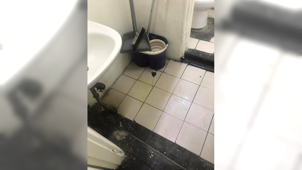 客人直接尿在廁所外的地板上。（圖／翻攝自爆怨2公社）