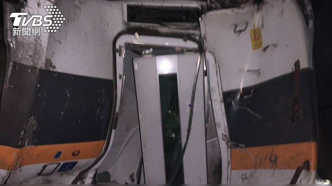 台鐵408車次太魯閣號2日發生出軌事故。（圖／TVBS）