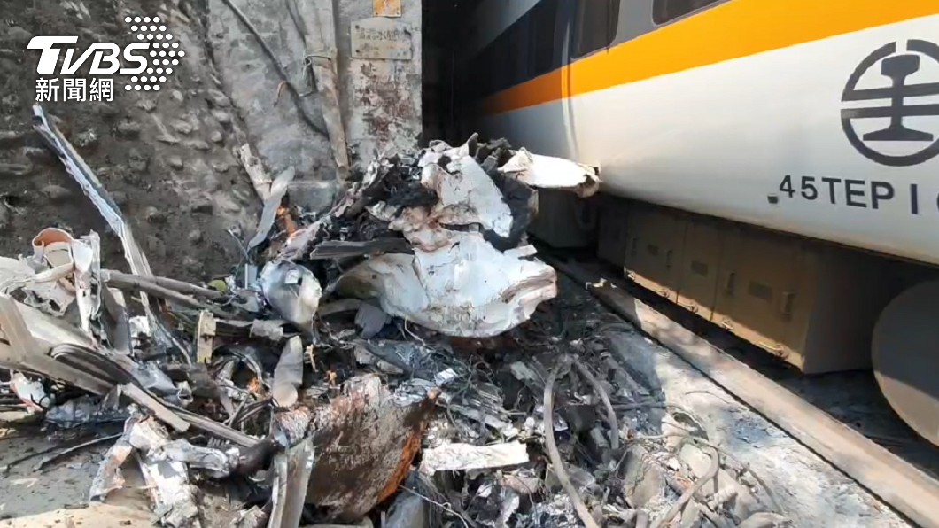 台鐵太魯閣號列車408車次發生出軌事故，原因在於撞上滑落到鐵軌上的工程車。（圖／TVBS）
