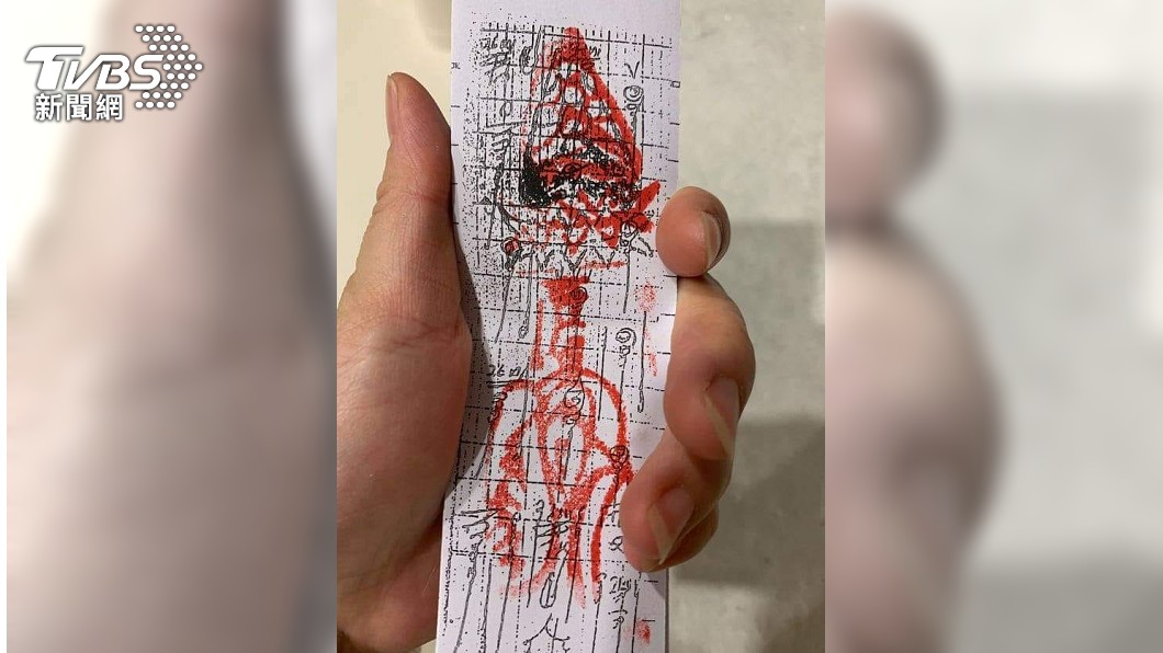 有民眾發現越南籍保母收到不知名符紙後，孩子發生詭異變化。（圖／網友授權提供）
