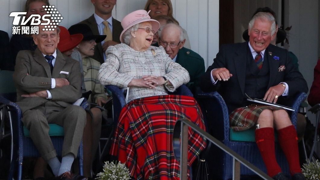 圖為2017年英國女王與夫婿菲立普親王（左）及長子王儲查爾斯（右）參加典禮時的開心互動。（圖／達志影像路透社）