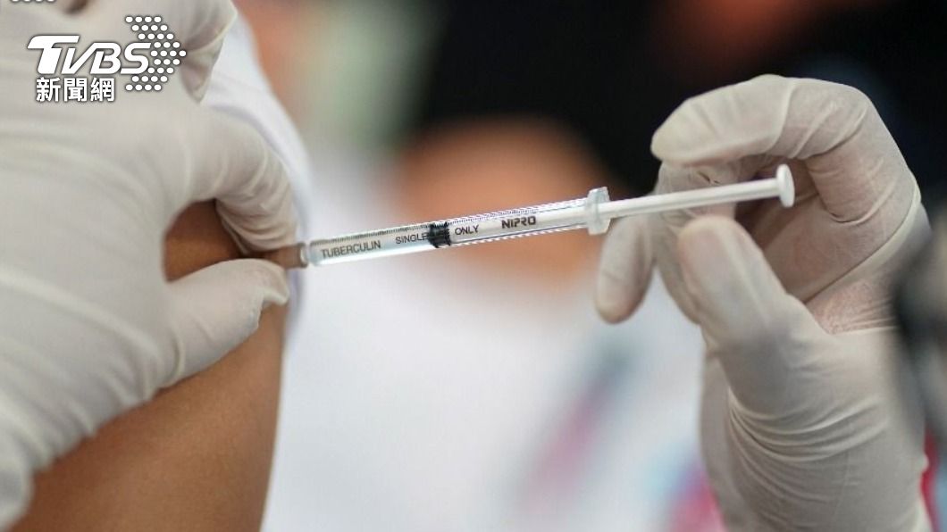 昨（9）日共有2577人接種AZ疫苗，創單日新高。（圖／達志影像路透社）