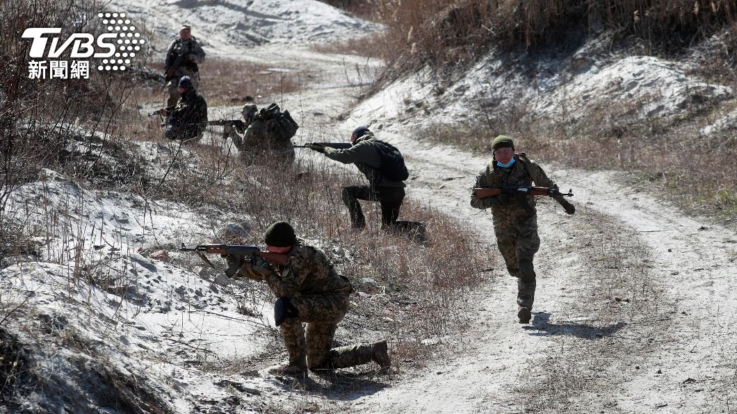 俄國支持的分離主義叛軍發動砲火攻擊，造成一名烏克蘭軍人喪命，及另一名軍人受重傷。（圖／達志影像路透社）