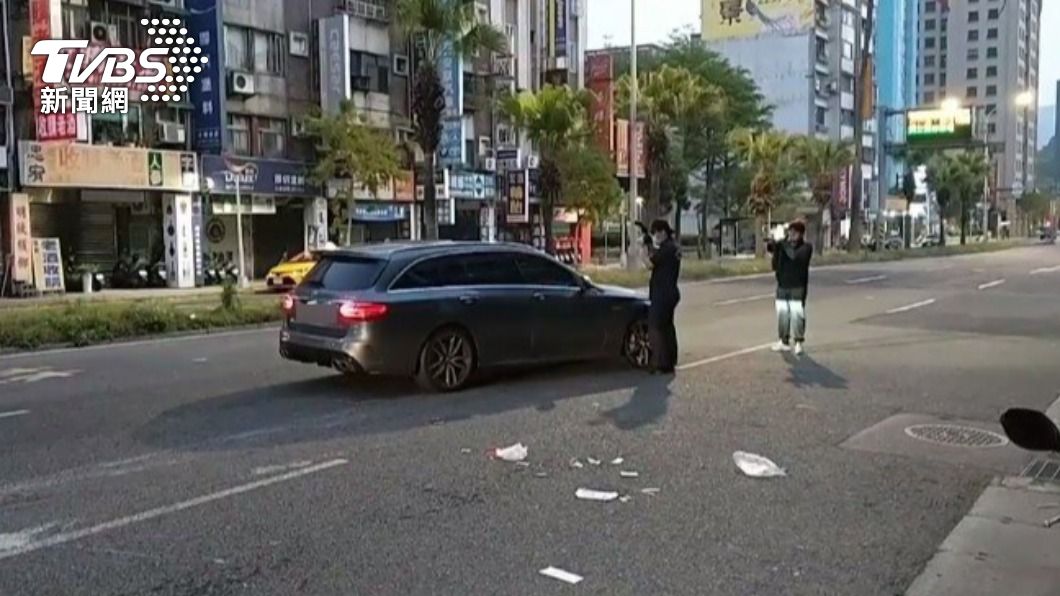 北市內湖區一名婦人疑似闖入馬路遭撞飛身亡。（圖／TVBS）