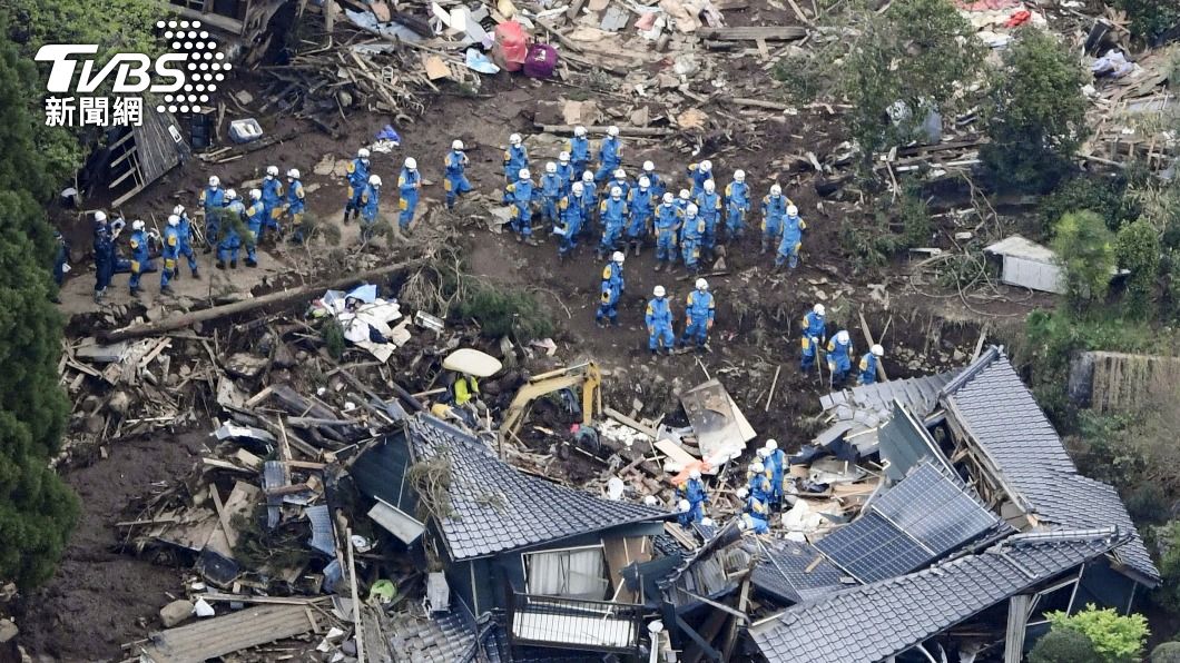 圖為熊本強震時救援人員在倒塌的房屋間搜救。（圖／達志影像路透社）