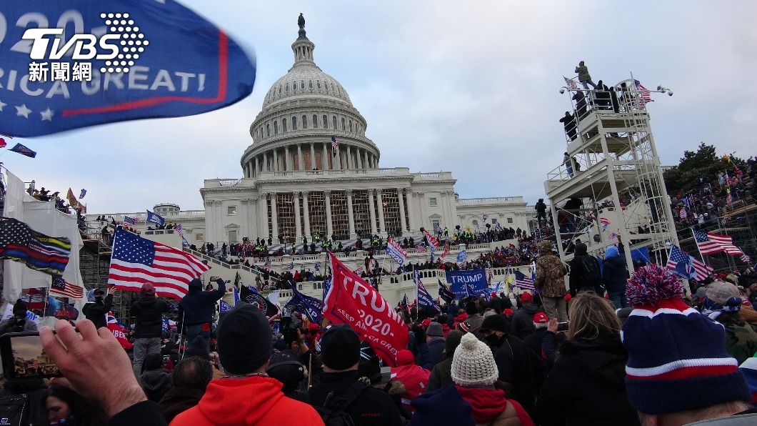 川普支持者今年1/6遊行至國會前，指控選舉舞弊。（圖／中央社）