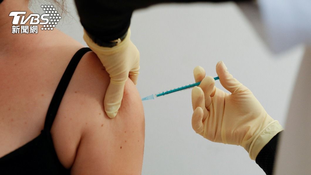 新冠病毒突變快速，輝瑞執行長建議施打第三劑疫苗確保保護力的延續。（圖／達志影像路透社）