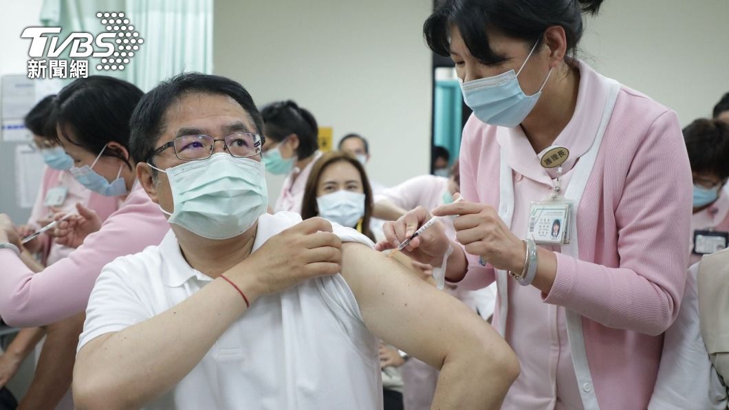 台南市長黃偉哲接種AZ疫苗。（圖／中央社）