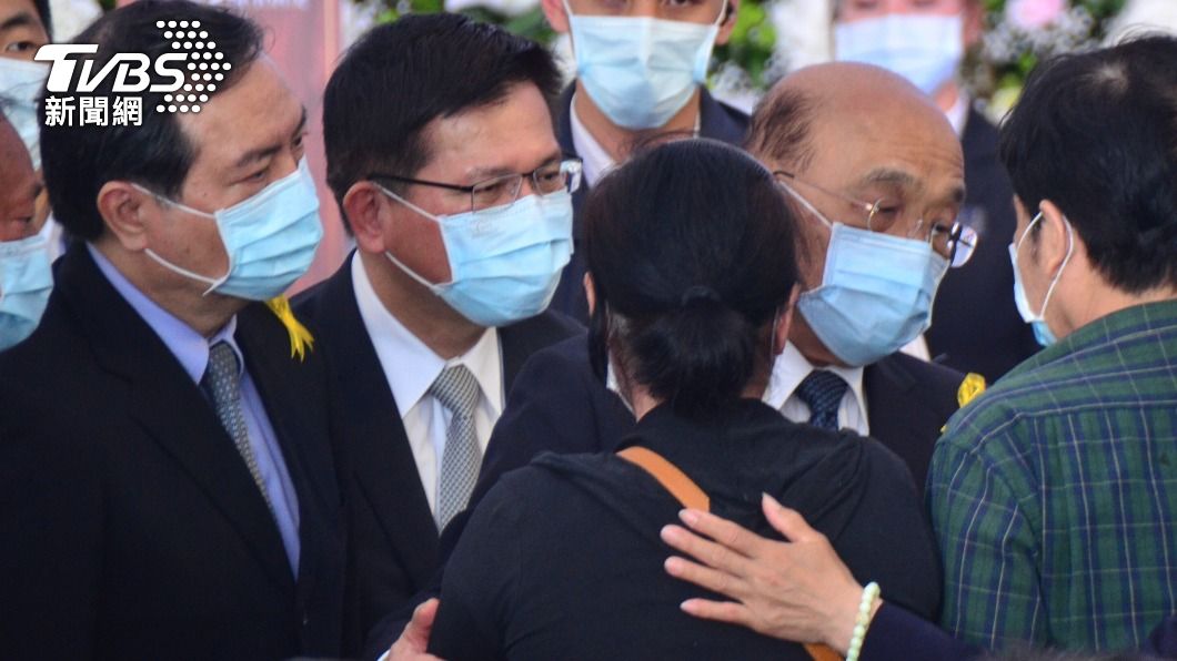 行政院長蘇貞昌（左3）及將卸任的交通部長林佳龍（左2）慰問太魯閣號事故罹難者家屬。（圖／中央社）