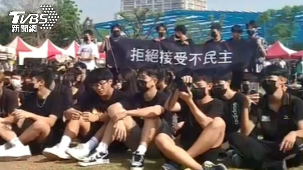 鳳山高中82周年校慶，學生集體穿黑衣向校方抗議。（圖／TVBS）